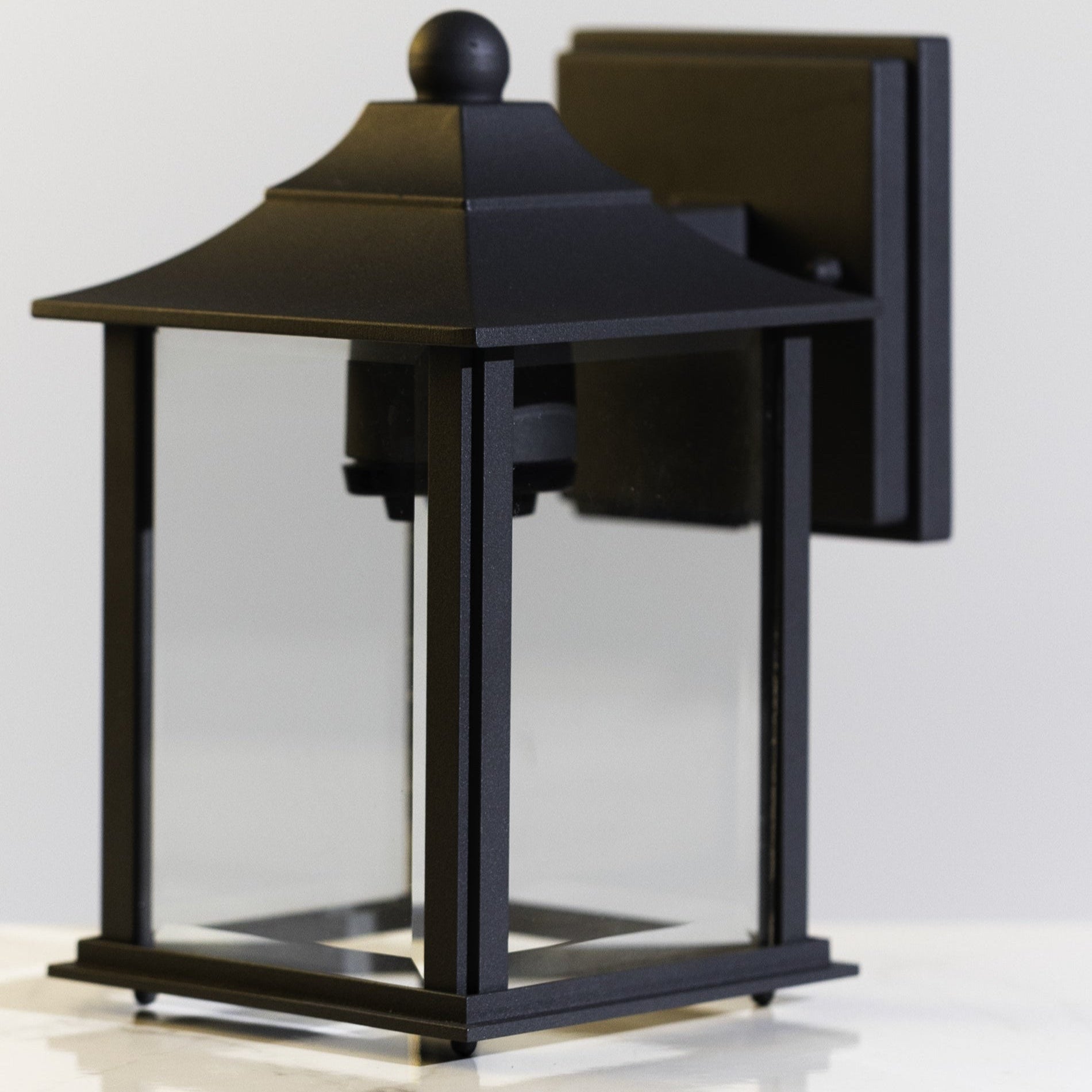 Kensington Premium Outdoor Wall Lantern with Aluminium Die-Cast Body & Glass Diffuser