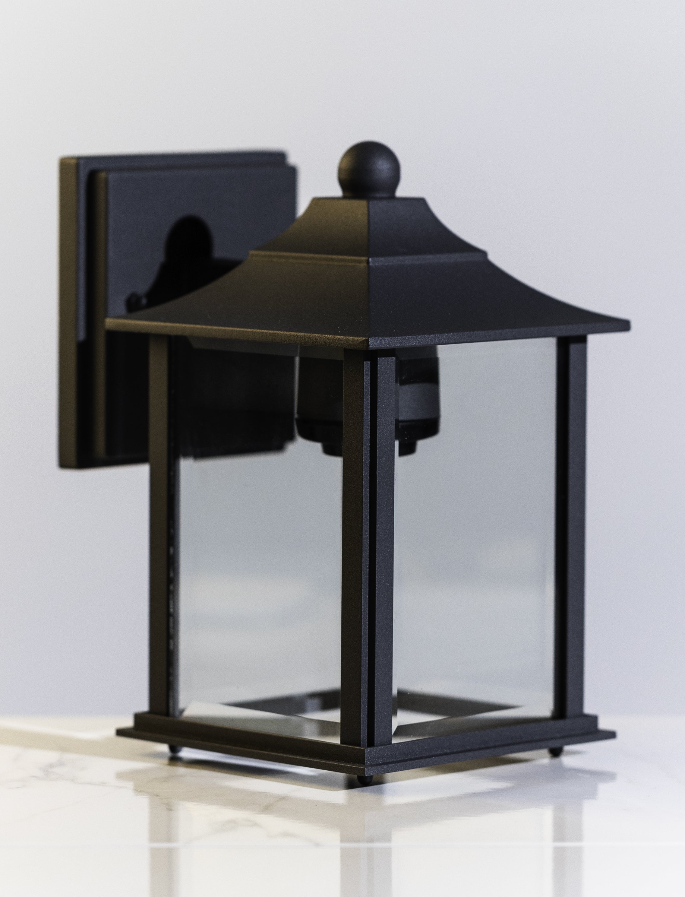 Kensington Premium Outdoor Wall Lantern with Aluminium Die-Cast Body & Glass Diffuser