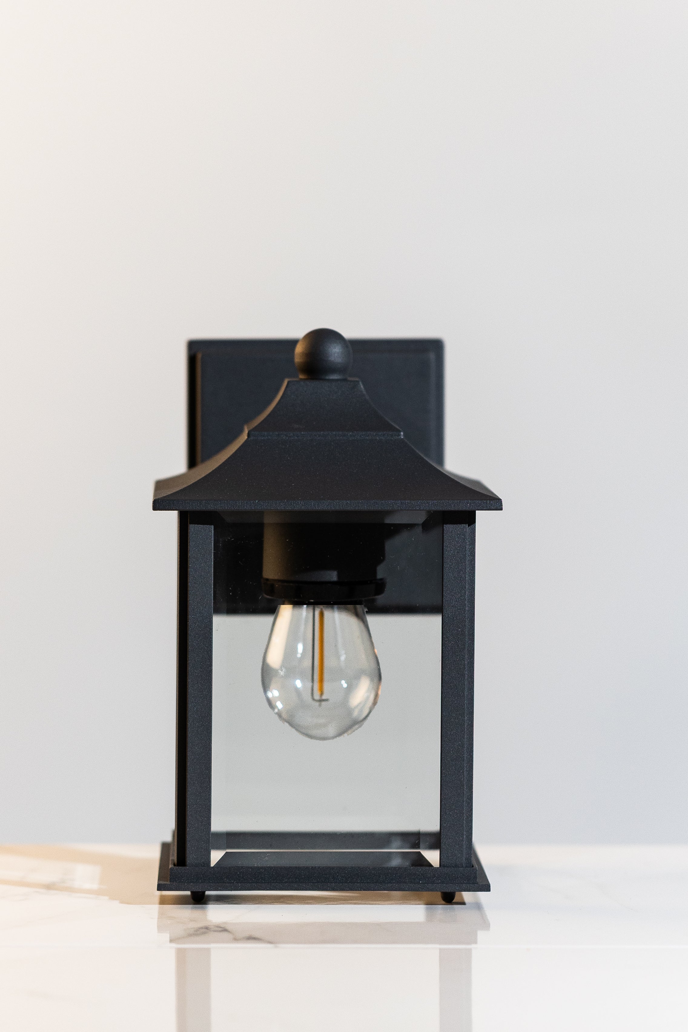 Kensington Premium Outdoor Wall Lantern with Aluminium Die-Cast Body & Glass Diffuser